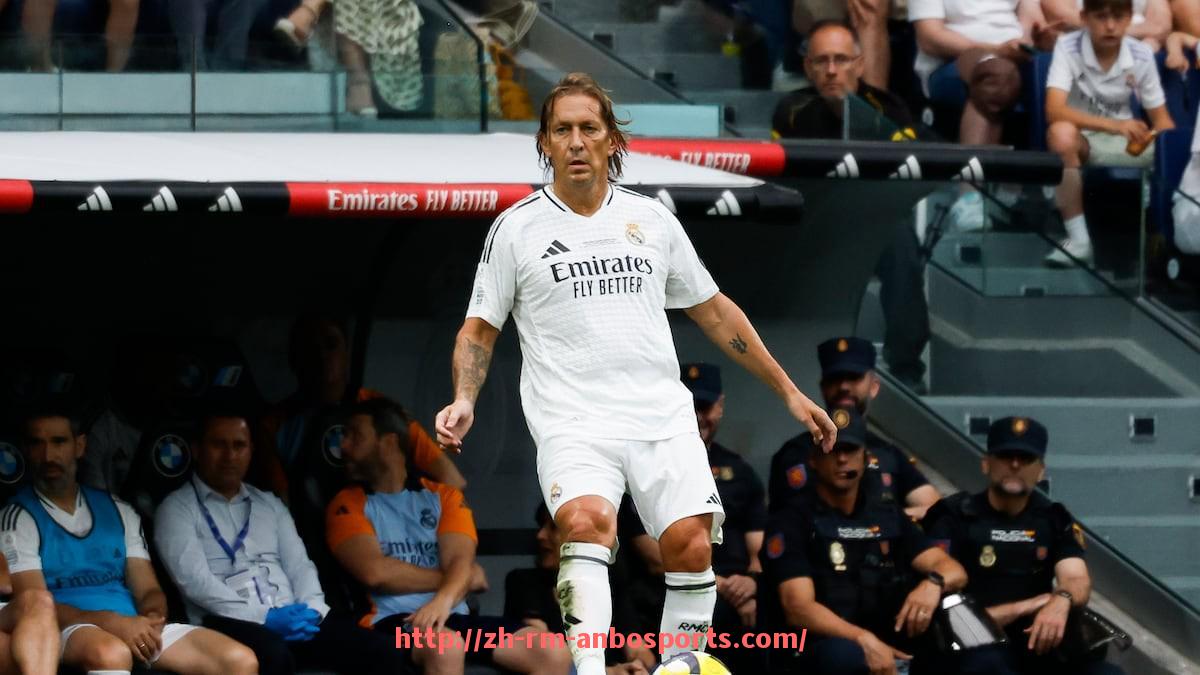 安博体育官网-拜仁与德甲周边球队的竞争与合作关系分析